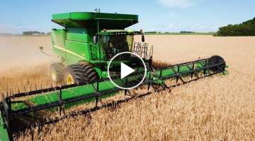 (Drone movie) John Deere S780 Harvesting Rye